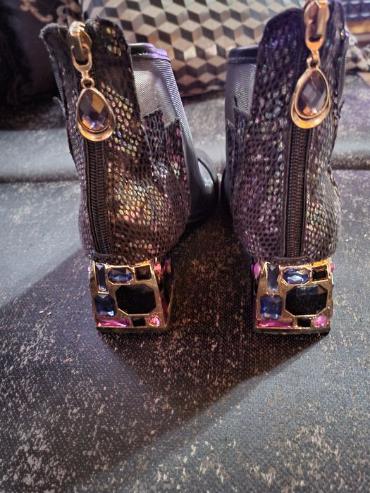 Красиви пролетно-есенни боти с камъни