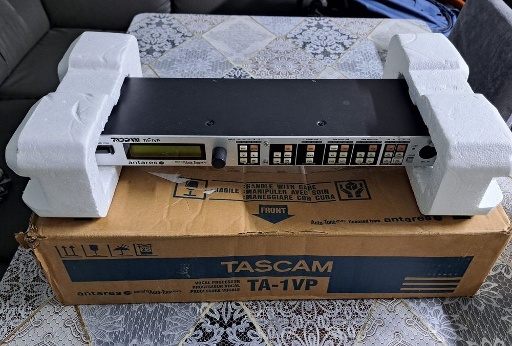 Vând procesor de voce TASCAM TA-1VP