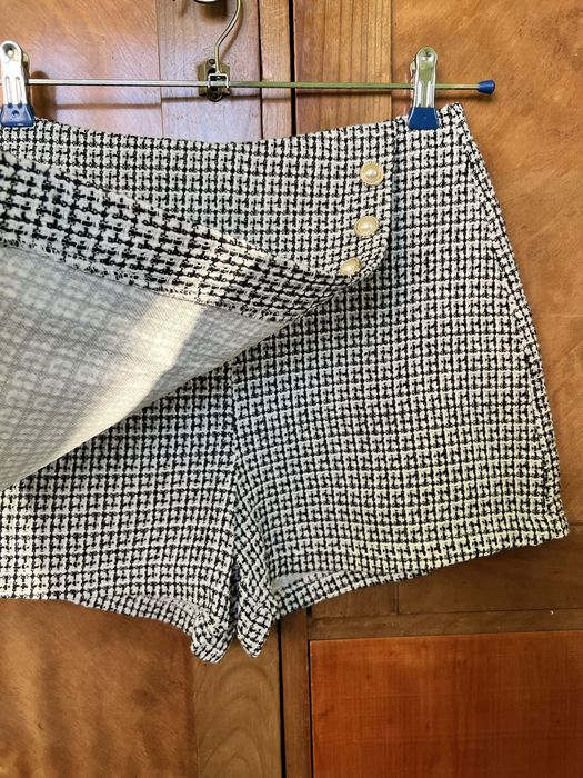 Pantaloni tip fusta mini