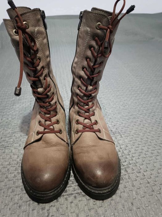 Дамски зимни боти от естествен набук, с топла подплата. Размер - 38