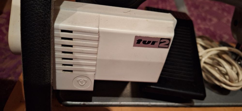 Шевна машина, едната е руска с мотор и другата е ръчна.