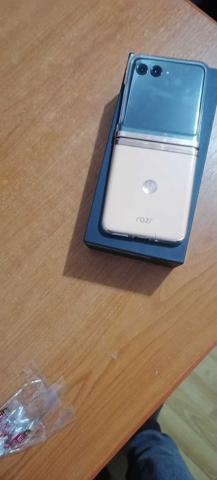 Razr 40 ultra ultra peach 256 și 8 gb nou cu garanție
