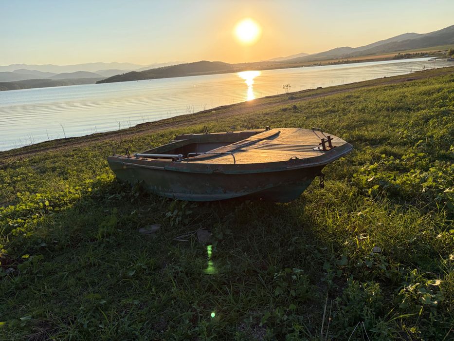 Продавам морска лодка
