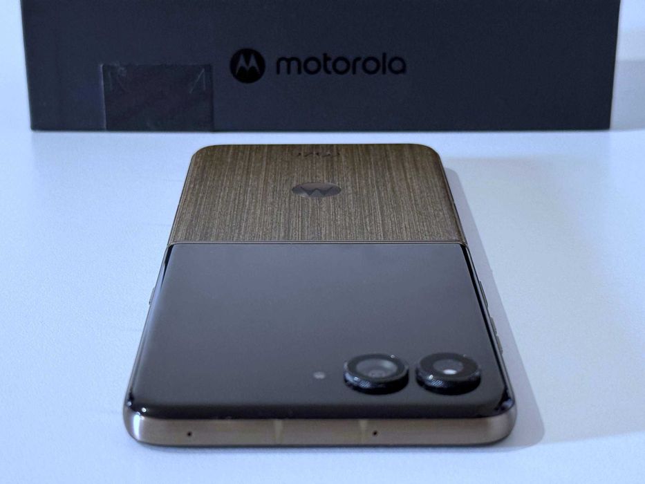 Бартер! НОВ! 24м.Гаранция! Motorola Razr 70 Ultra 512/16GB Pantone Cocoa (Дърво)