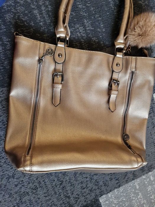 Стилна  дамска чанта в златисто.