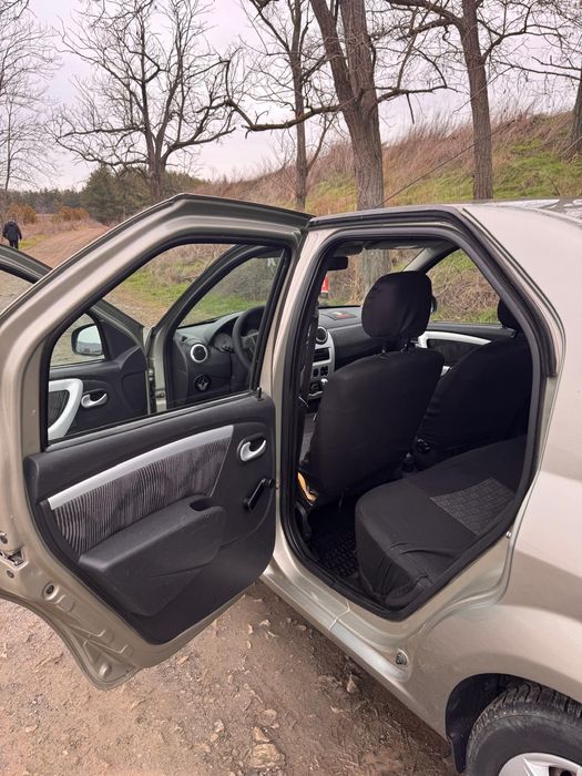 Кола     Дачия логан ....