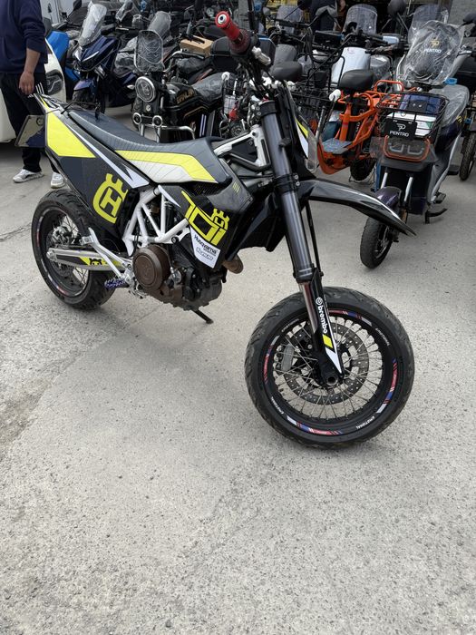 Moto husquvarna 701
