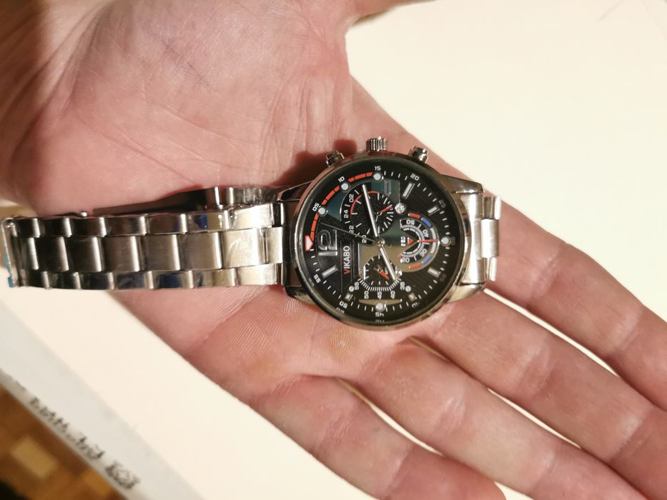 Часовник кварцов с метална каишка.