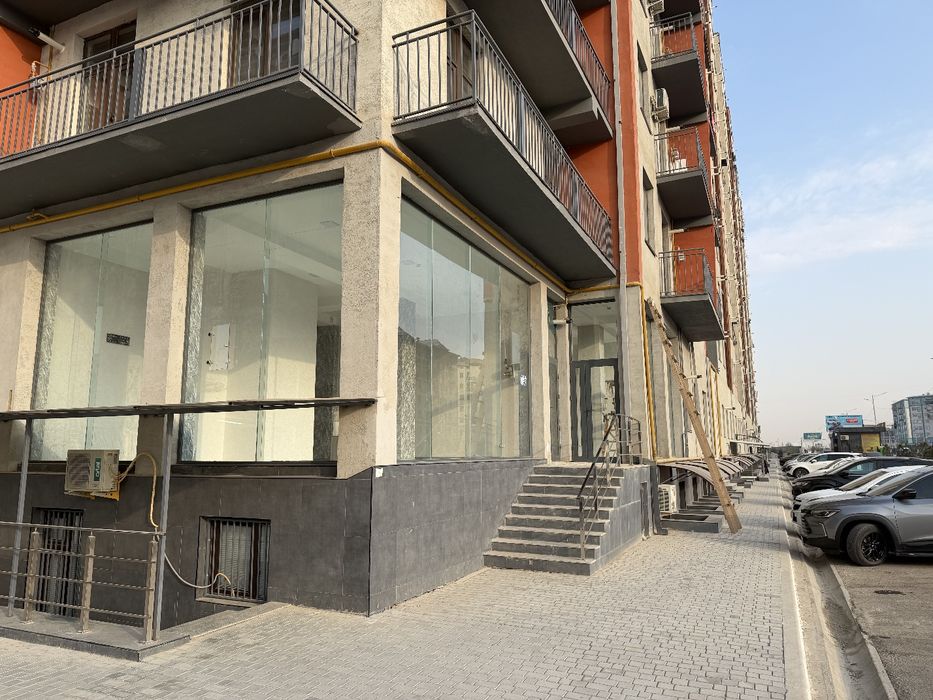 Bank, kafe, dukon, butik