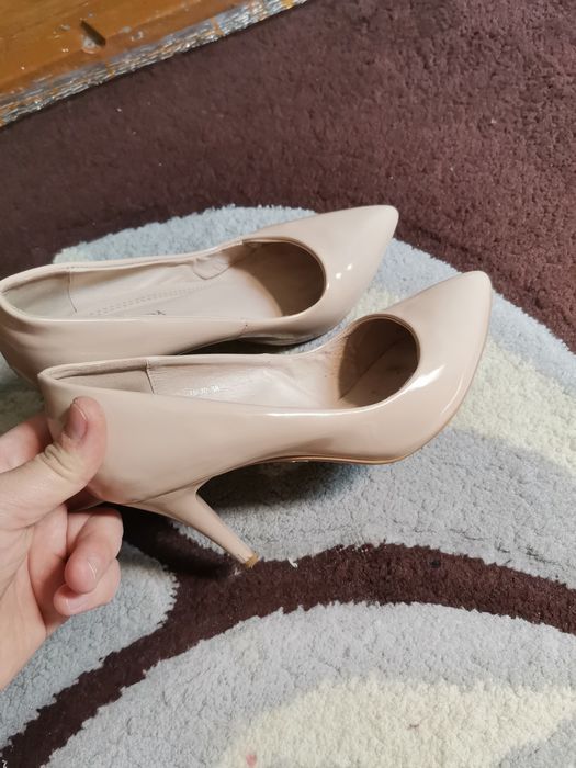 Усканос туфли сотилади тоза акуратно кийилган кораси 3 марта каийилган