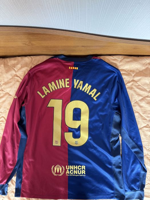 тениска с дълъг ръкав на Ламин Ямал