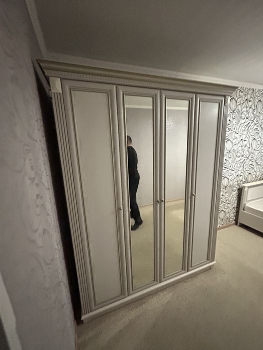 Подадим шкаф в все на месте