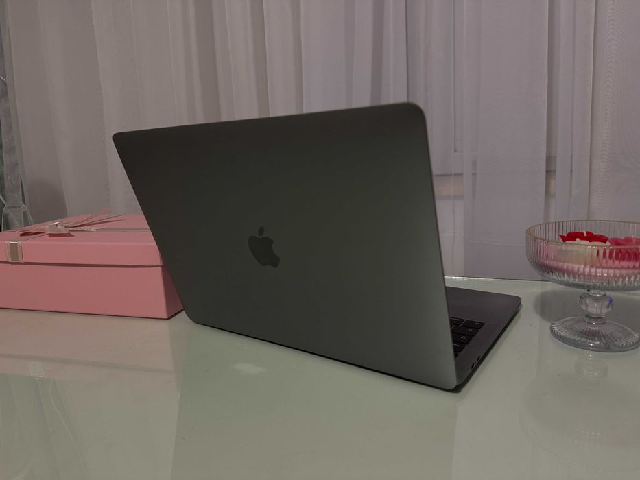 MacBook Pro 13"Intel Core i7 16GB RAM,1TB SSD