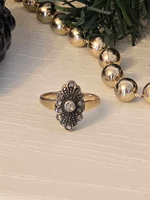 Inele din aur cu diamante si smarald