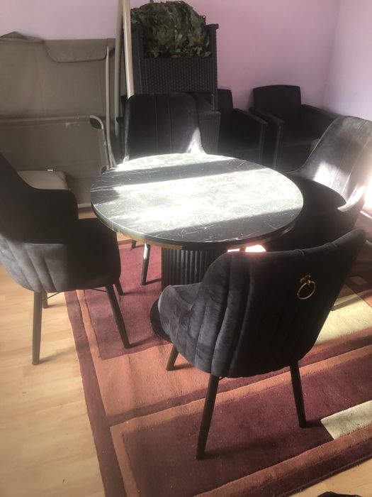 Masă cu scaune de vanzare