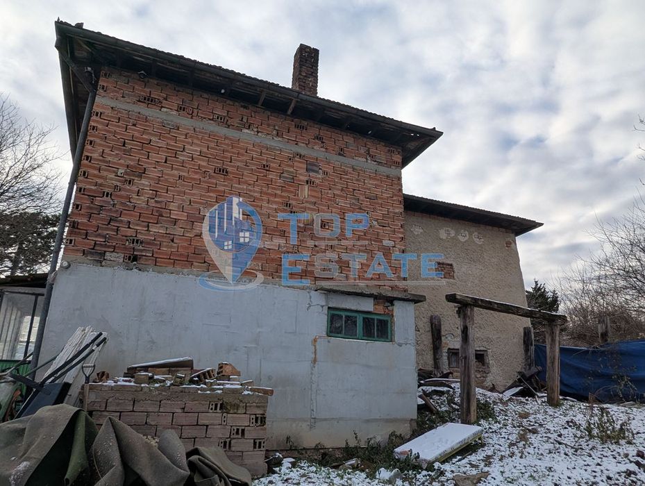 Двуетажна тухлена къща с голям двор в село Поликраище, област Велико