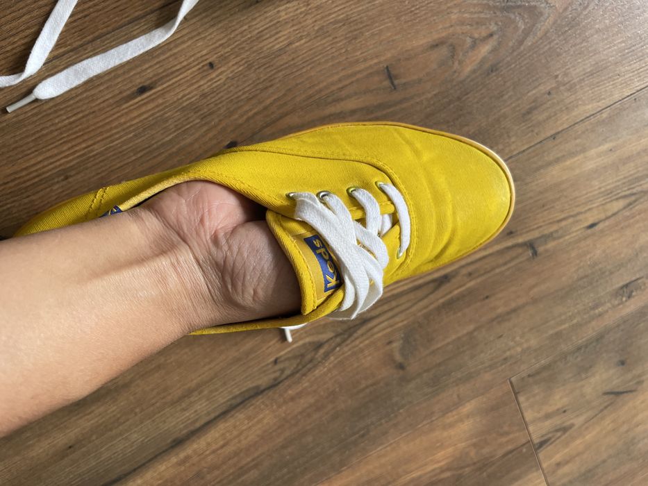 Tenesi galbeni marca Keds