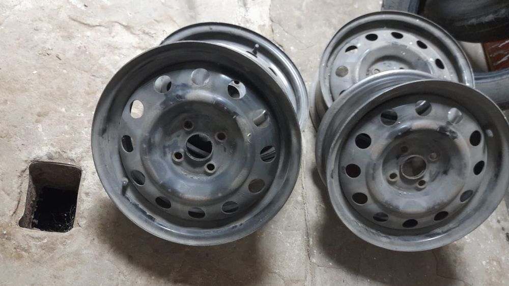 Продам покрышки, диски, амортизатор.
