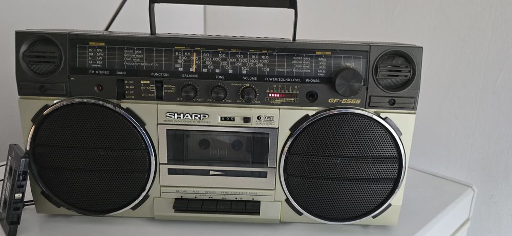 Vând radiocasetofon Sharp original Japan impecabil !
