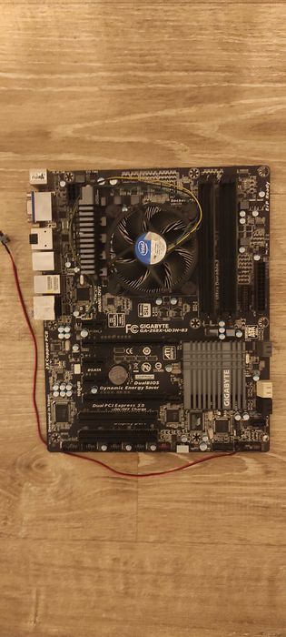Set Placa de baza 1 x Gigabyte GA-Z68X-UD3H-B3 + Intel Celeron G550 2.6GHz + 4GB RAM – 200 lei