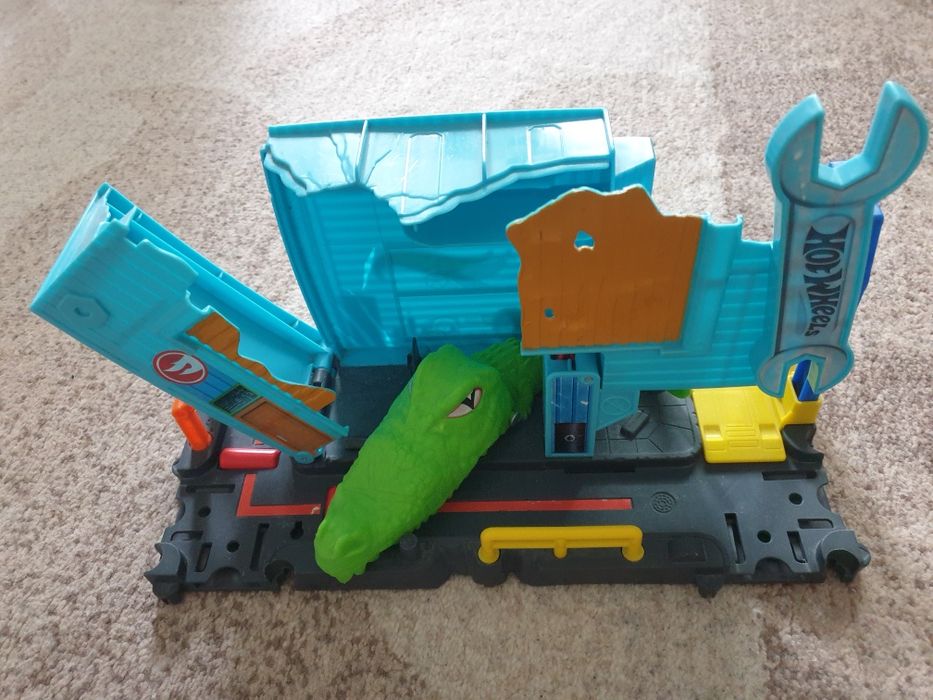 Set Hot Wheels cu crocodil