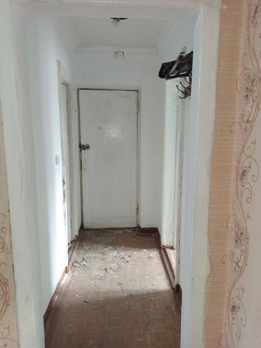 Уй сотилади 3 хонали гиштлик 1 этаж офис.магазин килса бу́лади