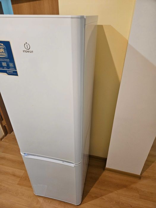 Продам холодильник Indesit