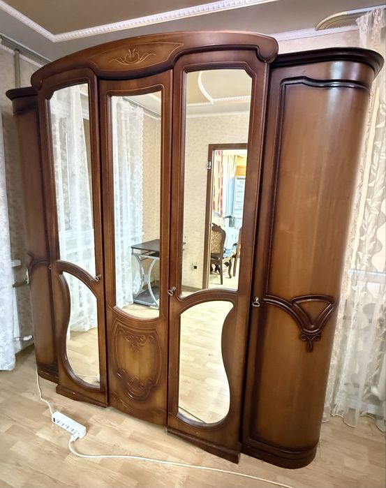 Продается спальный гарнитур