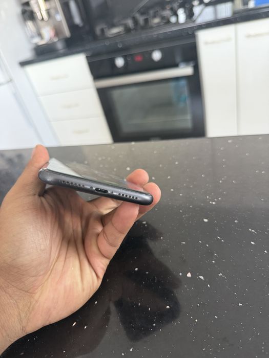 iPhone 11 - 64 GB | Baterie nouă (100%) | Stare vizuală foarte bună (8/10)