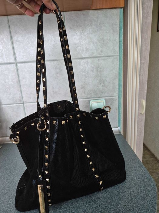 Дамска черна чанта с капси