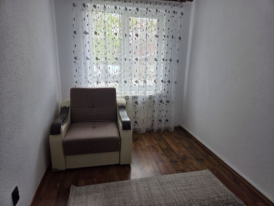 Inchiriez apartament 3 camere