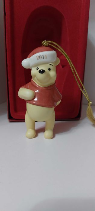 Продуктът е коледна играчка "Мечо Пух" от Lenox, изданието за 2011 г.