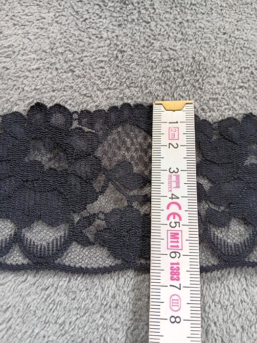 Черна фабрична дантела