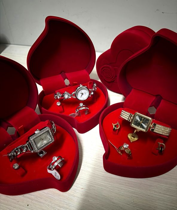 Набор бижутерий с коробкой
