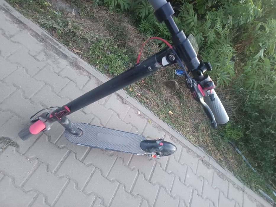 Trotineta lexgo r9x are 499 km  are 3 probleme nare cric nu merge frâna și are pană pe față