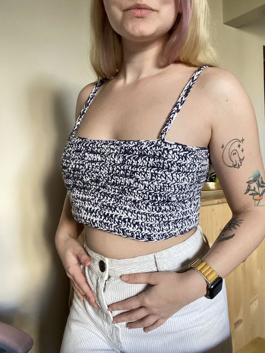 Top croșetat cu panglică