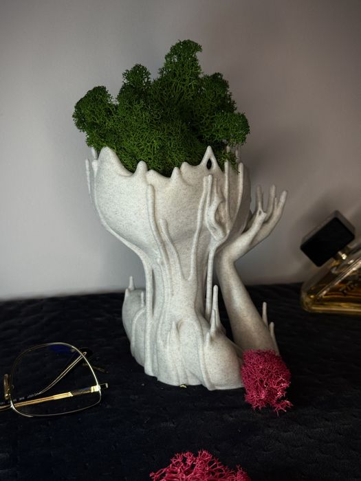 Кашпа за цветя ''Разтапяща се жена''