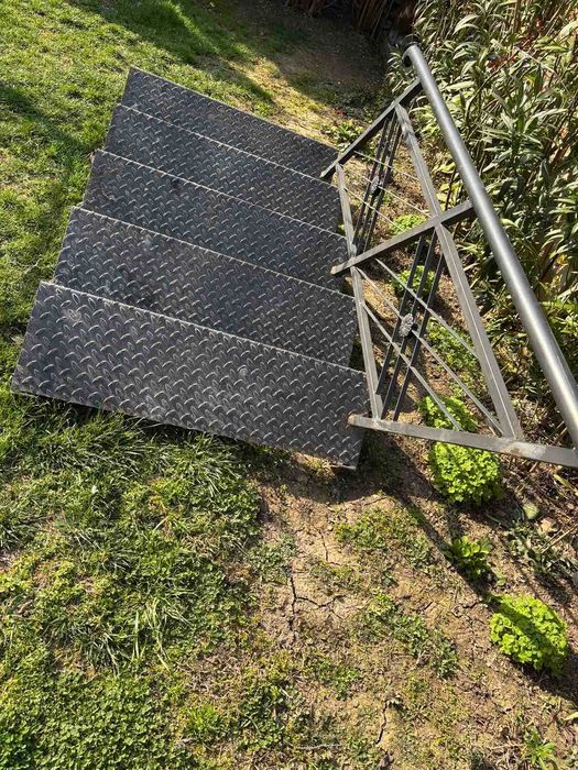 Метална външна стълба с парапет – здрава конструкция