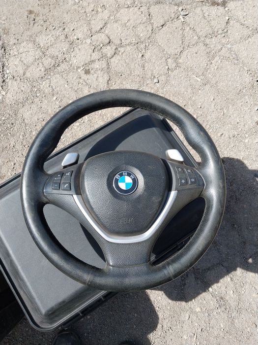 Руль на BMW X6. Больше нет ничего.