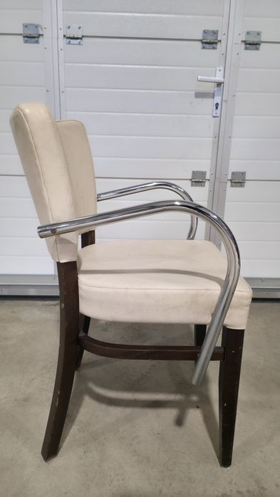 Scaune cu picioare de lemn și mânere din inox