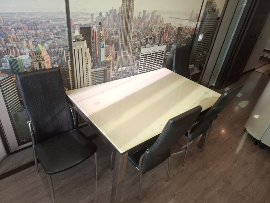 Продам кухонный стол и стулья