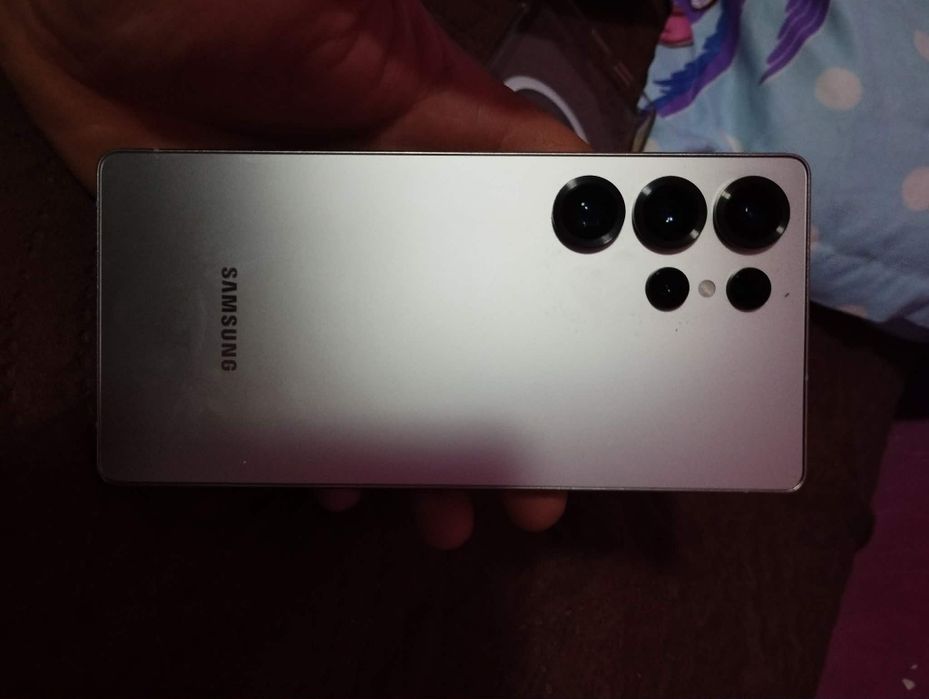 Продавам samsung s25 Ultra 256GB 12 RAM