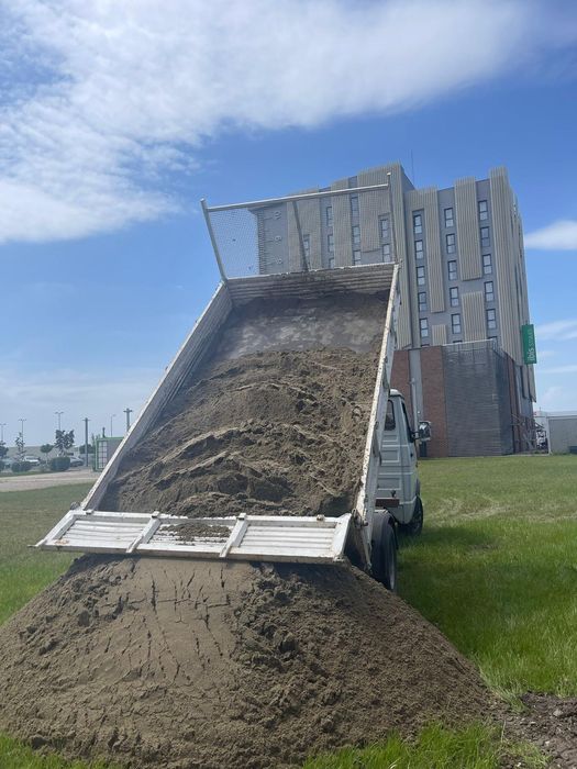 Transport nisip, balastru, piatra concasată .