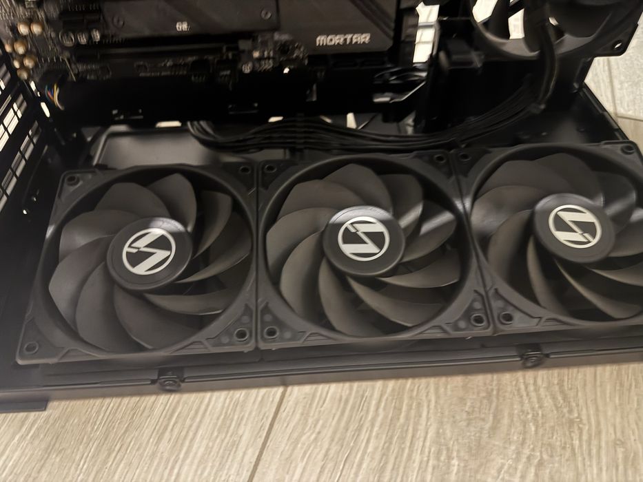 Продам реверсные кулера lian li