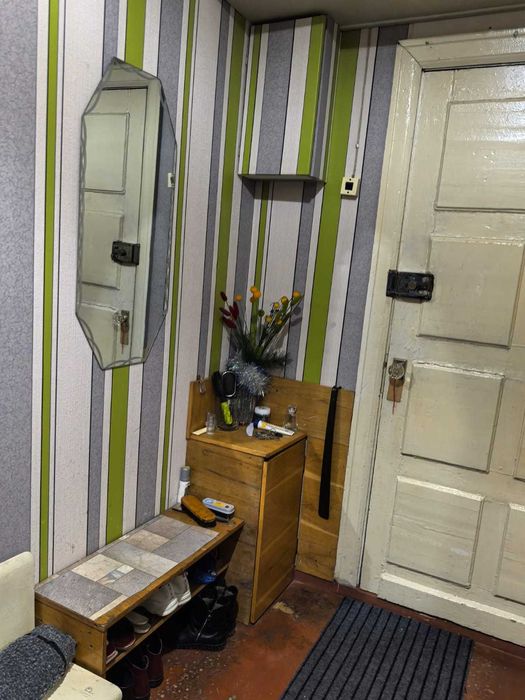 Продам трехкомнатную квартиру в восьмиквартирном доме