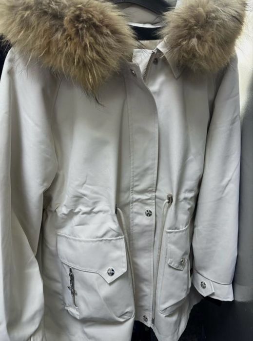 Женская бежевая куртка.