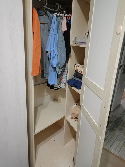 Бело бежевый шкаф, шифонер