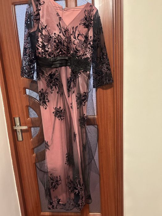 Vand rochii de ocazie