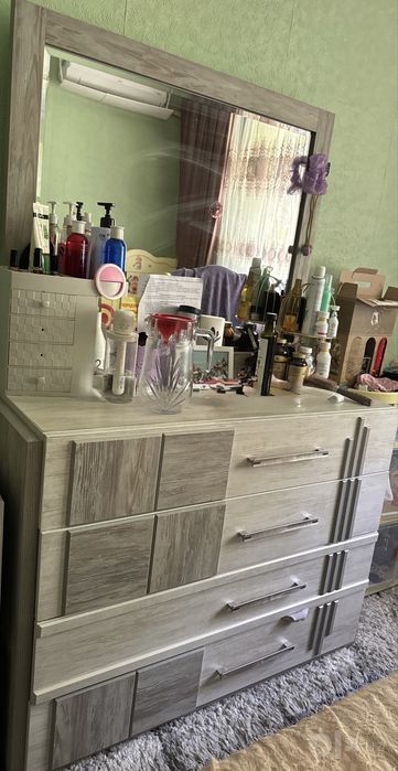 Komplekt shkaf sotiladi(kami bor)