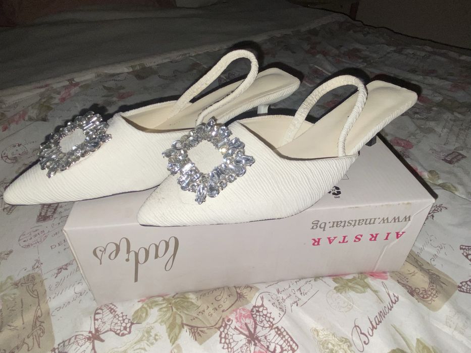 Ниски елегантни токчета чисто нови